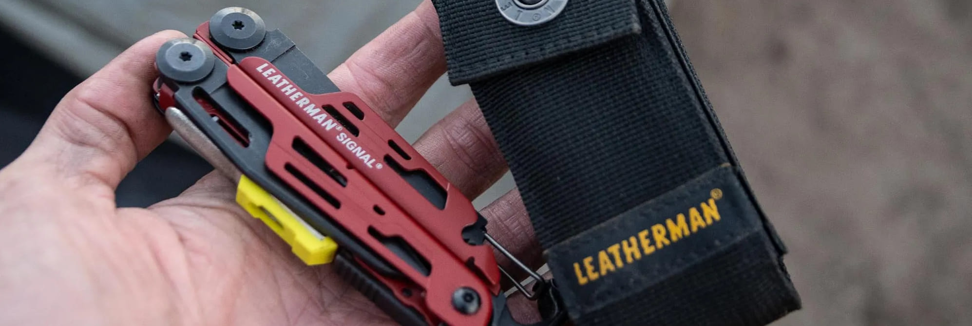 Мультиинструмент Leatherman Signal Crimson с чехлом