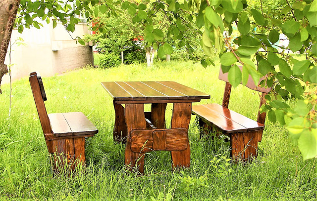 Деревянная мебель под старину для сада фото