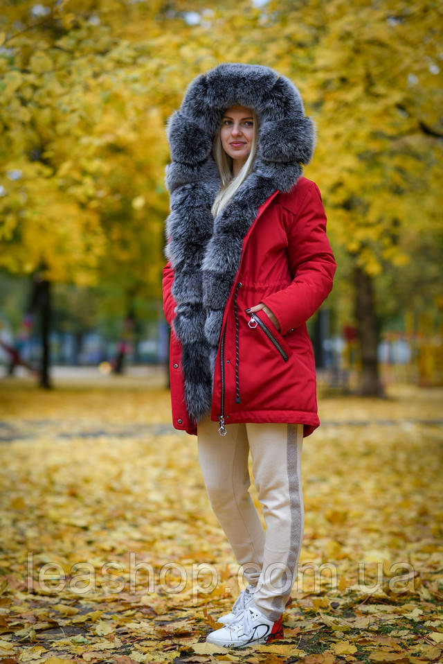 Червона хутряна парку з чорнобуркою фото