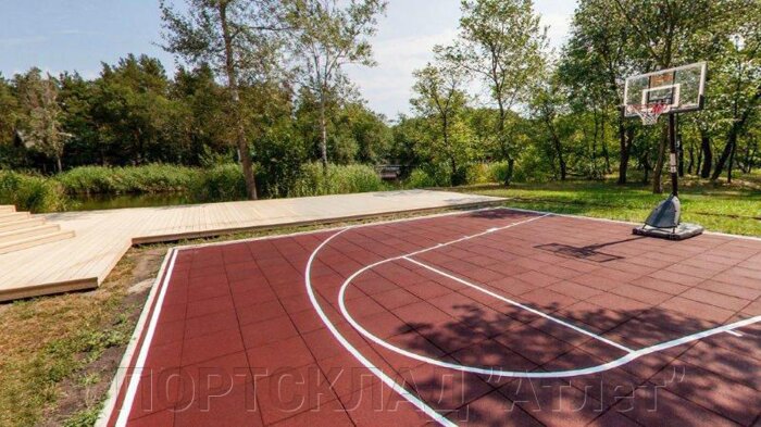 Баскетбольная площадка, с резиновыми плитами