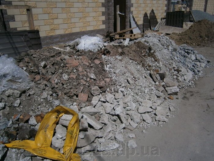 Вынос демонтированного бетона на улицу