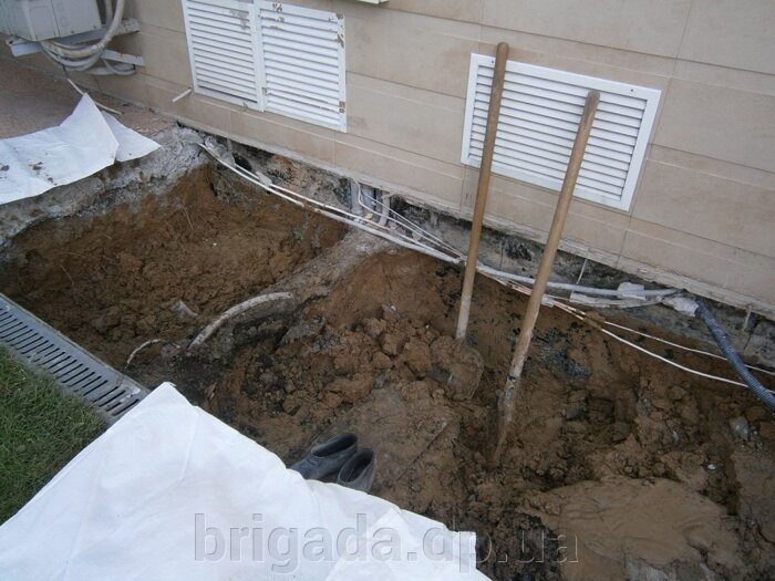 Выемка мокрой глины из-под демонтированной отмостки