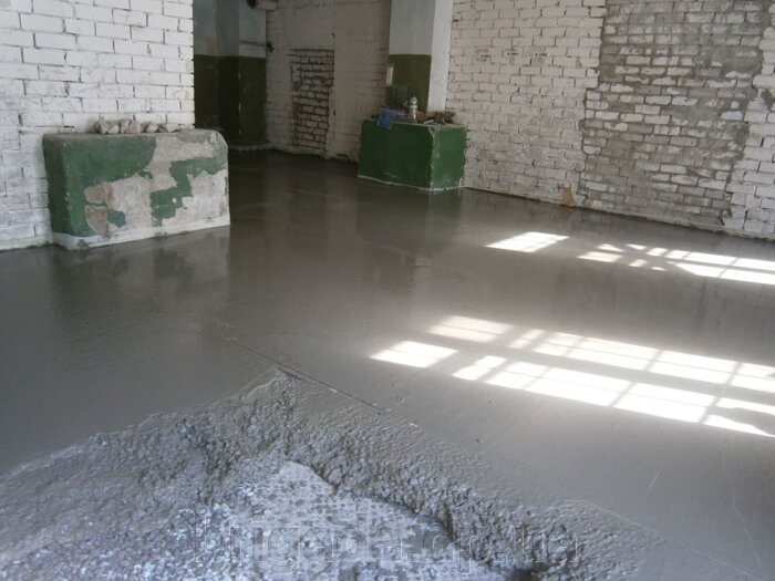 Заливка бетонного пола в небольшом производственном помещении