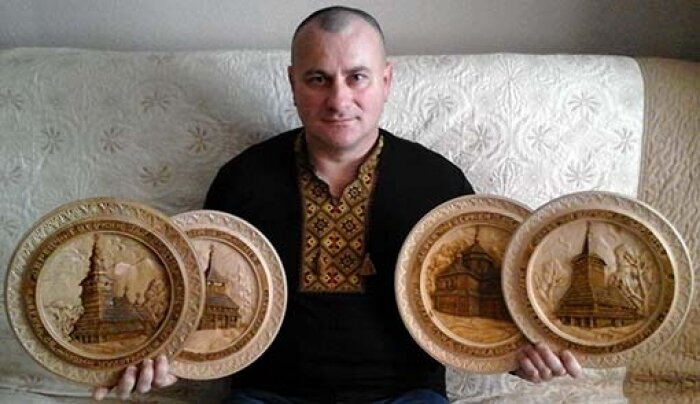 Різьбяр з Ужгорода планує створити 300 дерев’яних церков на тарелях - фото pic_a87cbe33251be90bb9cc66e1fc5e029f_1920x9000_1.jpg
