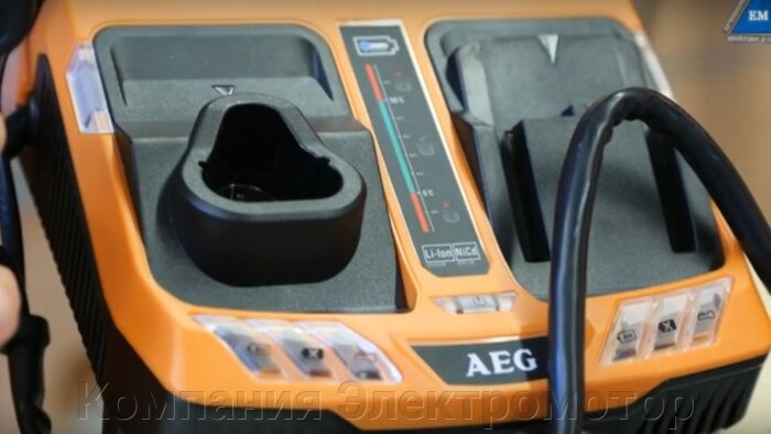 Зарядное устройство AEG BLK1218