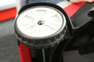 Как снять колесо газонокосилки