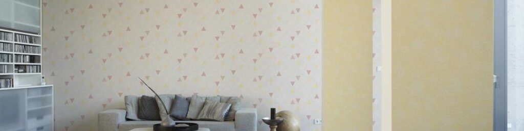 Комплект светлых обоев в гостиную, с желтыми геометрическими треугольничками