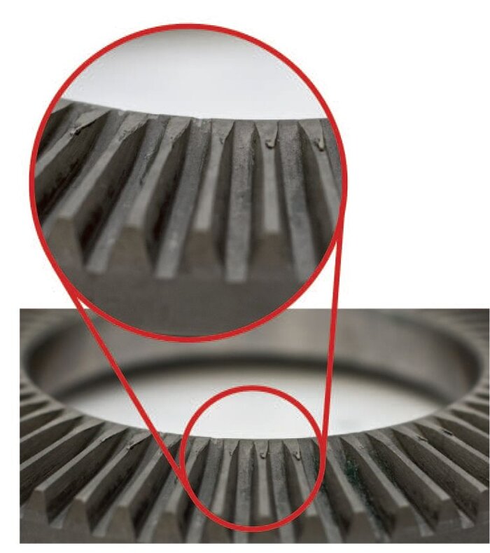 Зубчатая сторона диска спирального конкурента после нескольких циклов установки заготовки.