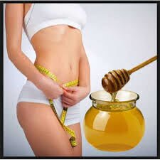 Основные преимущества мёда для похудения Diet Honey В отличии от других жиросжигающих средств, мёд не имеет никаких побочных эффектов. Процедуры с ним вы можете проводить в домашних условиях, что очень удобно. Регулярно используя эту мазь, вы сможете естественным путем стимулировать сжигание жира, расщепляя целлюлитные ткани под кожным покровом. При этом Diet Honey очень хорошо влияет на состояние кожи. После процедур с мёдом ваша кожа станет мягкой, шелковистой и упругой. Первые результаты его применения вы сможете заметить уже через неделю. Также Diet Honey имеет и ряд других особенностей: способствует детоксикации кожи; обеспечивает эффективное похудение без применения диет и голоданий; повышает тонус кожи; способствует улучшению водно-солевого баланса в клетчатке. Как видите, мазь Diet Honey очень эффективна. Отзывы специалистов и диетологов также смогут подтвердить это. Главное покупать мазь-мёд на проверенных сайтах, чтобы избежать подделок. Что входит в состав мази-мёда для похудения Diet Honey? Состав средства имеет только натуральные компоненты: Кофеин (нормализует кровообращение, ускоряя процессы жиросжигания); Фукус (помогает вывести жировые токсины); Эфирное масло грейпфрута (способствует нормализации межклеточного обмена); Экстракт иглицы (производит расщепление жировых отложений в проблемных зонах); Ламинария (позволяет избавиться от растяжек кожи, делая её подтянутой и упругой); Комплекс вышеуказанных ингредиентов позволит вам скинуть до 7 кг за месяц. При этом вам не придется изнурять себя голоданием и тяжелыми физическими упражнениями. Как применять мазь-мёд для похудения Diet Honey? Средство является простым в применении. Вам достаточно обрабатывать им проблемные участки тела. Распределите мёд равномерным слоем по коже, аккуратно похлопывая ладонью при этом. Подождите 25-30 минут. После этого смойте остатки мази теплой (не горячей) водой. Благодаря Diet Honey вы получите красивую и сексуальную фигуру. Теперь собираясь на пляж, вы можете не стесняться открытых купальников, и смело хвастаться окружающим своим роскошным подтянутым телом. Характеристики Основные Страна производитель Бразилия Объем 75.0 (мл)