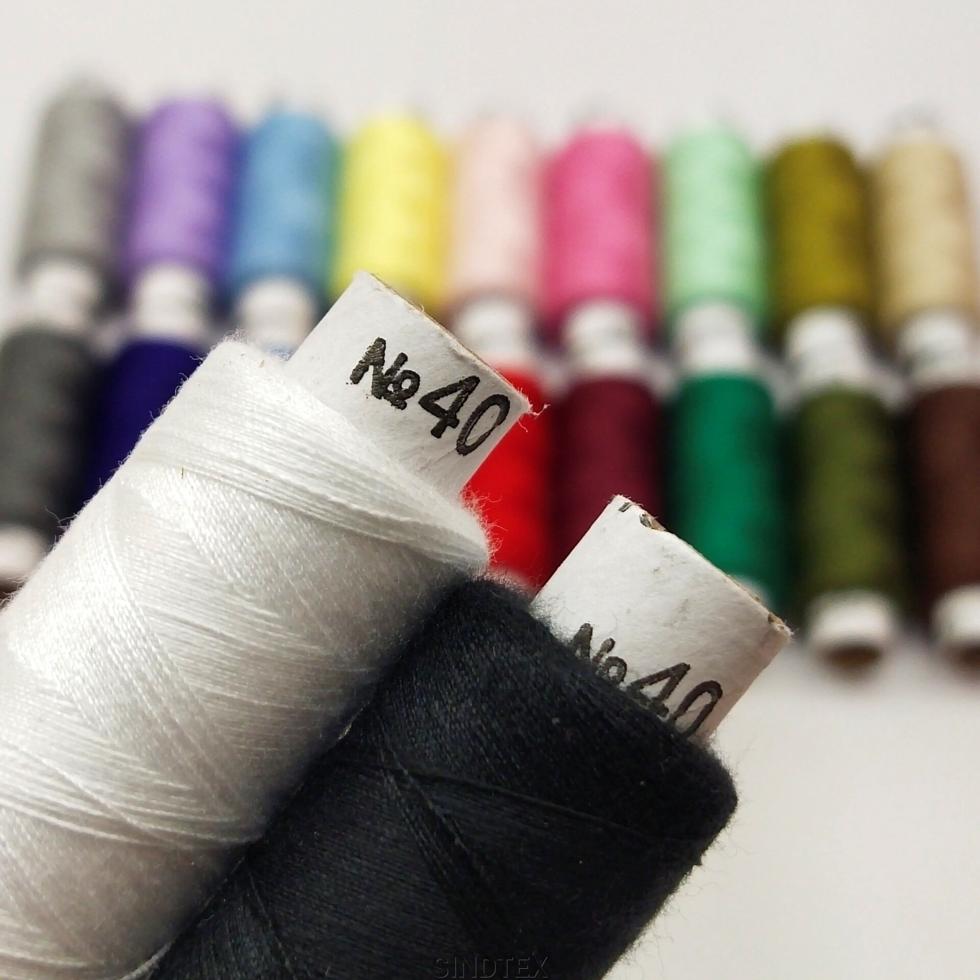 набор цветных швейных нитко