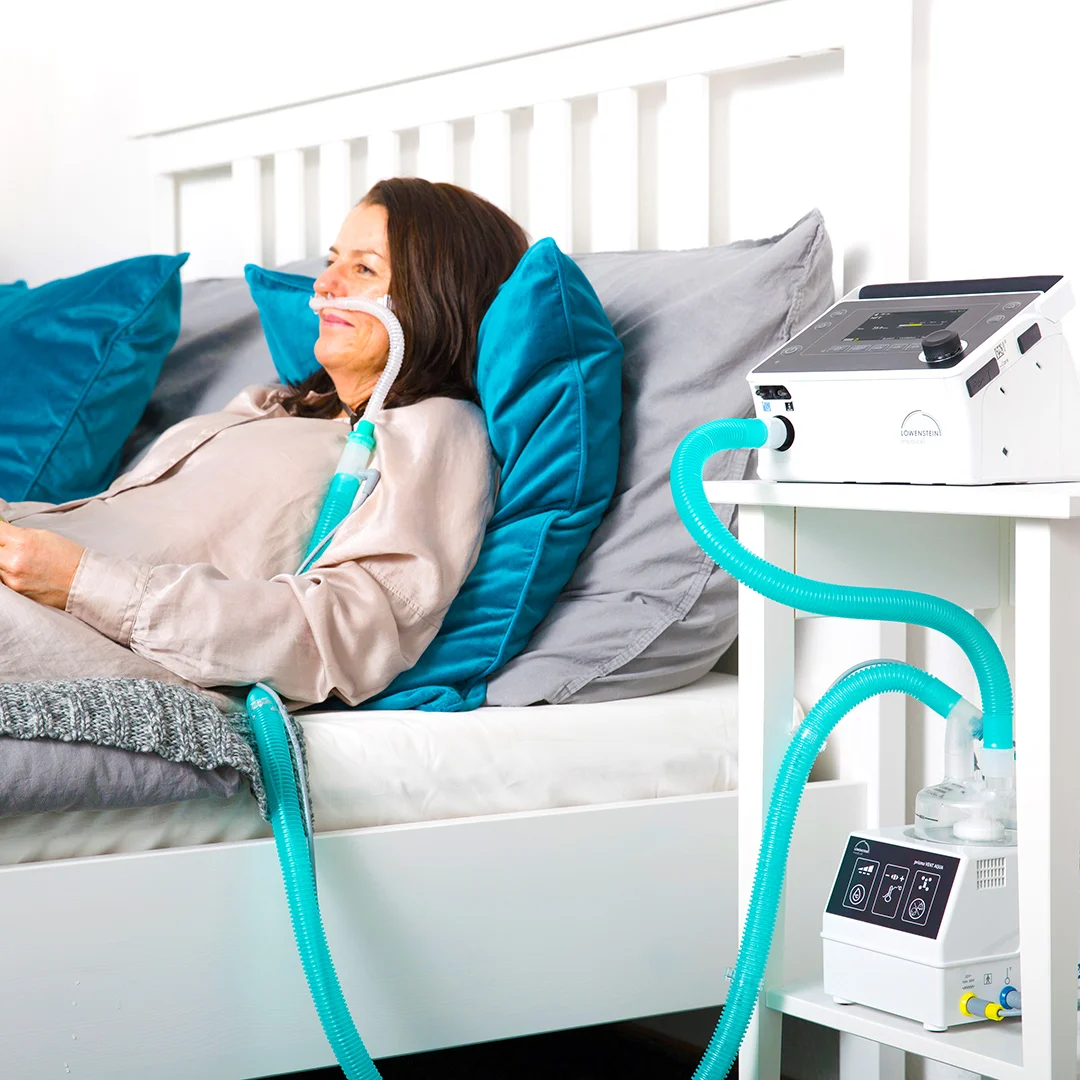 Апарат ШВЛ і НІВЛ Prisma VENT50-C пацієнт в ліжку жінка на неінвазивній вентиляції легенів зволожувач